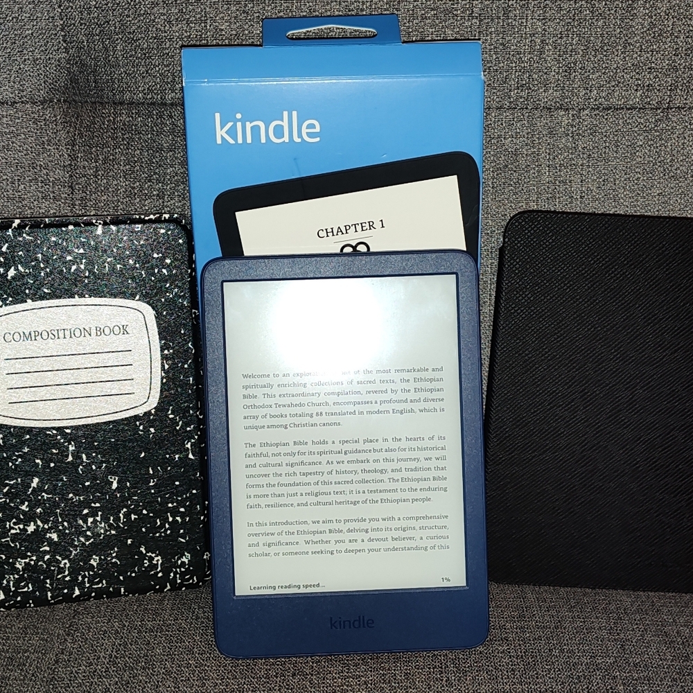 6 inch Kindle Bundle (2022) and 2 hard shell cases - Denim